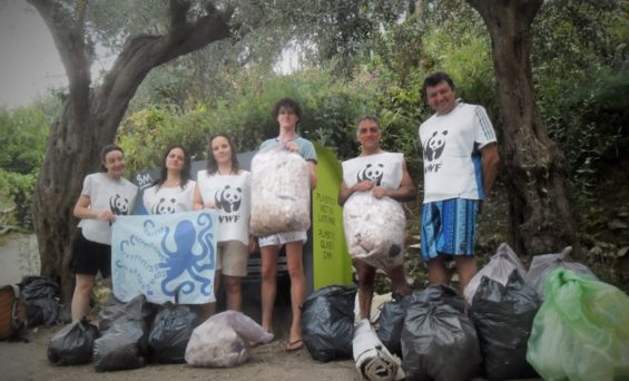 SORRENTO – WWF: CONTINUA IL TOUR “SPIAGGE PLASTIC FREE”  VOLONTARI IN AZIONE AI BAGNI DELLA REGINA GIOVANNA A SORRENTO.