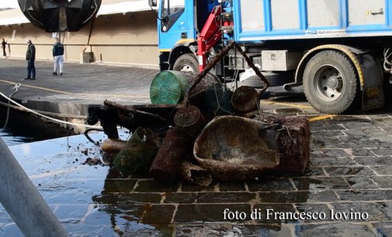 SORRENTO: CONTINUA INCESSANTE LA PULIZIA DEI FONDALI MARINI GRAZIE ALL’IMPEGNO DI AUTORITA’ E VOLONTARI