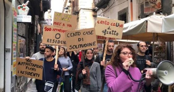 NAPOLI – PROTESTA POPOLARE PER UNO STOP AIR B&B: LE CASE SERVONO COME ABITAZIONI