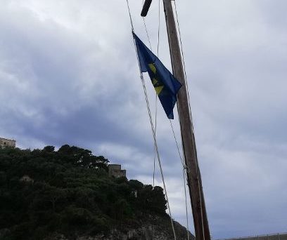 BANDIERA SOCIALE A MEZZ’ASTA AL CIRCOLO MARINA DELLA LOBRA DURANTE I FUNERALI DEL NOTAIO CARLO IACCARINO