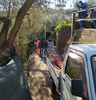 SORRENTO: UNA FRANA BLOCCA UN TRATTO DI VIA LI SCHISANI NELLA FRAZIONE DI PRIORA