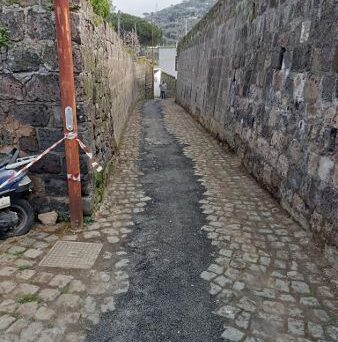 SORRENTO: VIA MARZIALE NEL TRATTO TRA LA SCUOLA TASSO E VIA SAN RENATO “DETURPATA” DA LAVORI IN CORSO