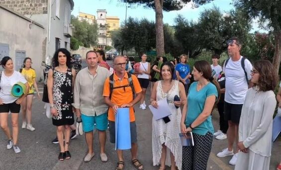 SORRENTO, BAGNI DELLA REGINA GIOVANNA: “CAMMINATA MEDITATIVA AI BAGNI – IL FILO BLU” E LEZIONI DI YOGA