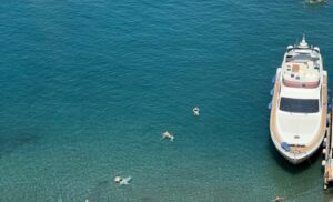 SORRENTO, PORTO DI MARINA PICCOLA: BAGNANTI ABUSIVI MALGRADO DIVIETI