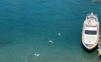 SORRENTO, PORTO DI MARINA PICCOLA: BAGNANTI ABUSIVI MALGRADO DIVIETI