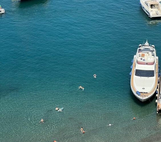 SORRENTO, PORTO DI MARINA PICCOLA: BAGNANTI ABUSIVI MALGRADO DIVIETI