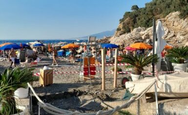 SORRENTO, MARINA DI PUOLO: LIQUAMI SULLA SABBIA E TRA I BAGNANTI. NESSUN DIVIETO DI BALNEAZIONE