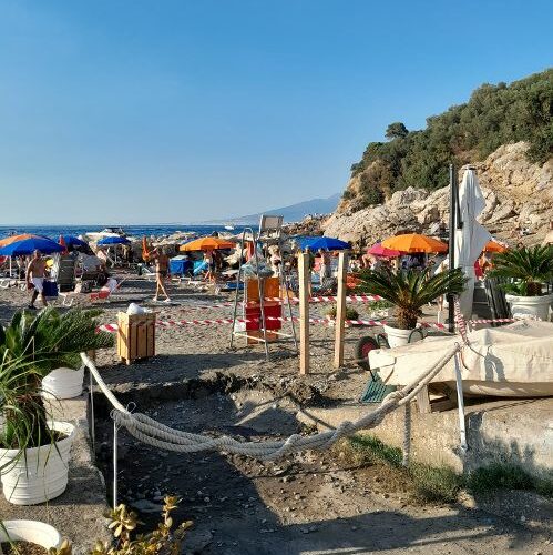 SORRENTO, MARINA DI PUOLO: LIQUAMI SULLA SABBIA E TRA I BAGNANTI. NESSUN DIVIETO DI BALNEAZIONE