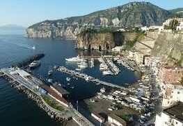 PIANO DI SORRENTO: NOLEGGIO ABUSIVO E ORMEGGIO IN AREA DESTINATA ALLA PESCA, LA CAPITANERIA DI PORTO SANZIONE CONDUCENTE E PROPRIETARIO IMBARCAZIONE