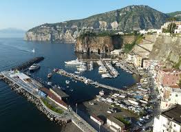 PIANO DI SORRENTO: NOLEGGIO ABUSIVO E ORMEGGIO IN AREA DESTINATA ALLA PESCA, LA CAPITANERIA DI PORTO SANZIONE CONDUCENTE E PROPRIETARIO IMBARCAZIONE