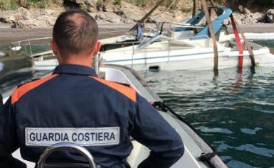 VICO EQUENSE, LOCALITA’ TORDIGLIANO: LA CAPITANERIA DI PORTO COORDINA RECUPERO IMBARCAZIONE AFFONDATA