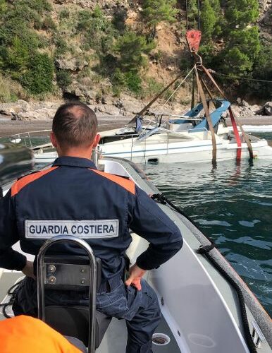 VICO EQUENSE, LOCALITA’ TORDIGLIANO: LA CAPITANERIA DI PORTO COORDINA RECUPERO IMBARCAZIONE AFFONDATA