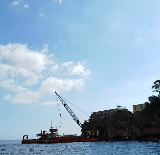 AREA MARINA PROTETTA PUNTA CAMPANELLA : SBARCATI SULL’ISOLOTTO DELL’ISCA CENTINAIA DI QUINTALI DI CEMENTO