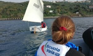 MASSA LUBRENSE: AL CIRCOLO NAUTICO MARINA DELLA LOBRA CORSI DI VELA PRATICI E TEORICI PER RAGAZZI DAI SETTE AI DICIOTTO ANNI