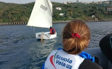 MASSA LUBRENSE: AL CIRCOLO NAUTICO MARINA DELLA LOBRA CORSI DI VELA PRATICI E TEORICI PER RAGAZZI DAI SETTE AI DICIOTTO ANNI