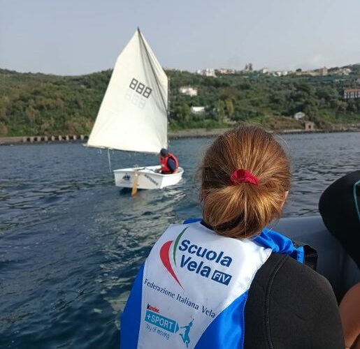 MASSA LUBRENSE: AL CIRCOLO NAUTICO MARINA DELLA LOBRA CORSI DI VELA PRATICI E TEORICI PER RAGAZZI DAI SETTE AI DICIOTTO ANNI