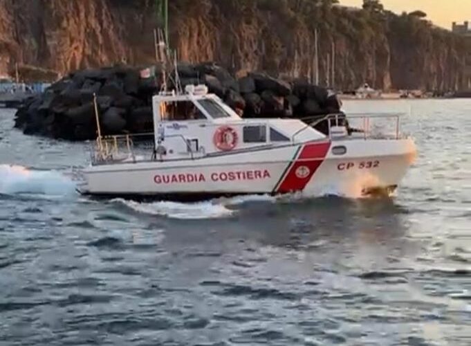 VICO EQUENSE: MULTATO DALLA GUARDIA COSTIERA DIPORTISTA NAUTICO SORPRESO A PESCARE SOTTO COSTA