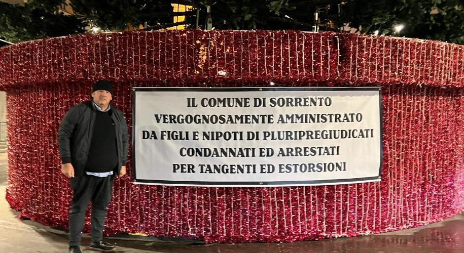 SORRENTO: MICHELANGELO SCANNAPIECO METTE IL SUO BIGLIETTO DA VISITA SOTTO L’ALBERO