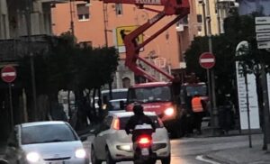 SORRENTO: POSIZIONAMENTO LUMINARIE NATALIZIE TRA LA GENTE. IL PRIMO MAGGIO NON HA INSEGNATO NIENTE