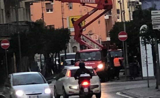 SORRENTO: POSIZIONAMENTO LUMINARIE NATALIZIE TRA LA GENTE. IL PRIMO MAGGIO NON HA INSEGNATO NIENTE