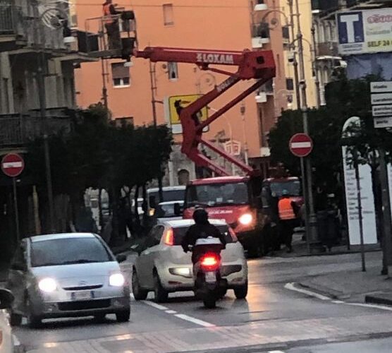 SORRENTO: POSIZIONAMENTO LUMINARIE NATALIZIE TRA LA GENTE. IL PRIMO MAGGIO NON HA INSEGNATO NIENTE