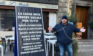 SORRENTO: INIZIATA LA PROTESTA DI MICHELANGELO SCANNAPIECO INCATENATO ALL’INGRESSO DEL COMUNE