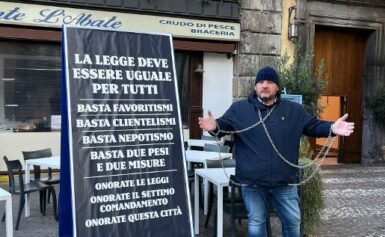 SORRENTO: INIZIATA LA PROTESTA DI MICHELANGELO SCANNAPIECO INCATENATO ALL’INGRESSO DEL COMUNE