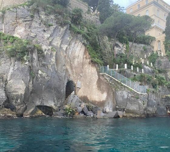 SORRENTO: CROLLA UNA PARTE DI COSTONE TUFACEO A RIDOSSO DI VILLA ASTOR. LA CAPITANERIA MONITORA FENOMENO