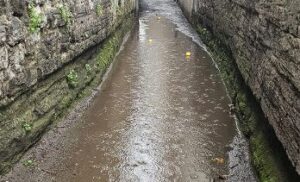 SORRENTO: DIRAMAZIONE VICOLO ROTA, A SCUOLA CON GLI ANFIBI PER UN’AMMINISTRAZIONE CHE FA ACQUA