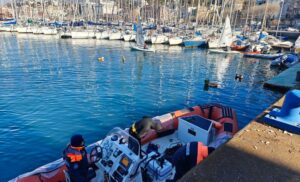 CASTELLAMMARE DI STABIA: LA CAPITANERIA DI PORTO LIBERA SPECCHIO ACQUEO ABUSIVAMENTE OCCUPATO